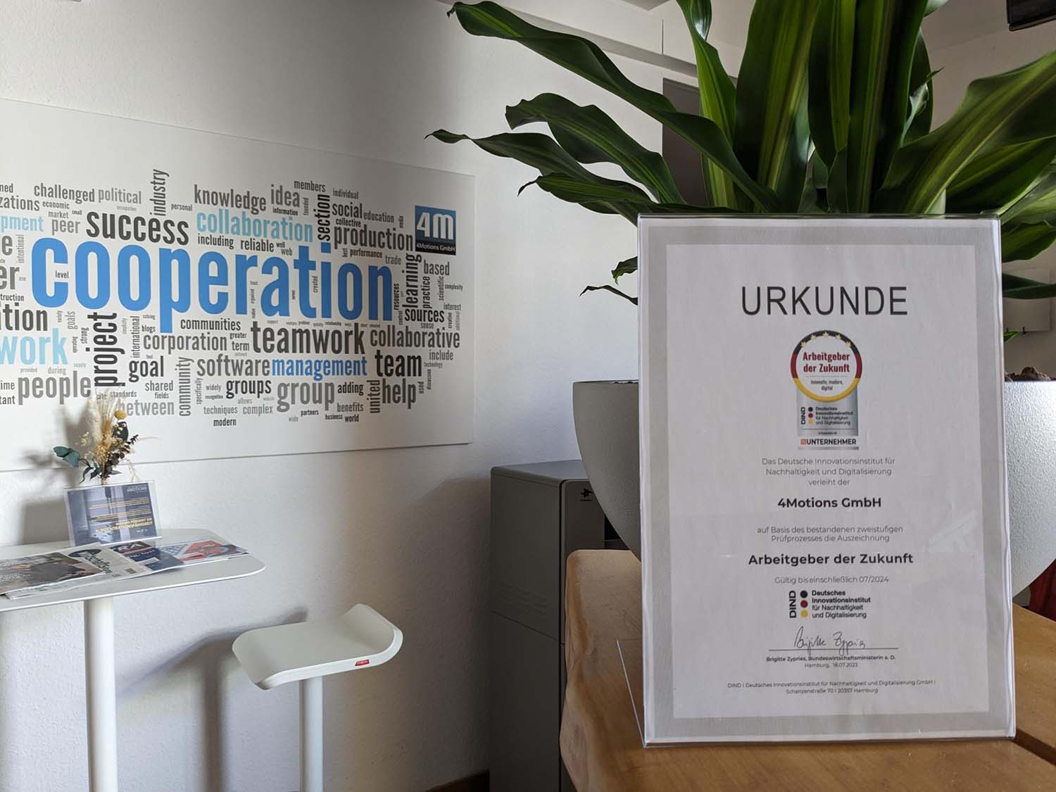 Urkunde zur Auszeichnung "Arbeitgeber der Zukunft" eingerahmt im 4motions Büro