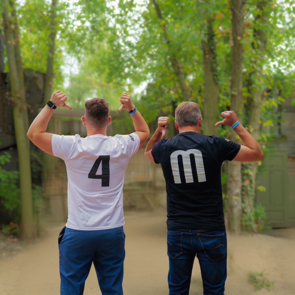 4Motions-Geschäftsführung mit 4M-T-Shirts