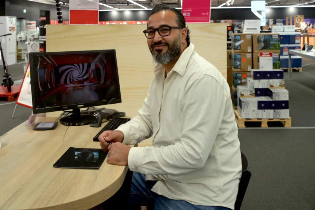 Sales Promoter an seinem Promotionstand