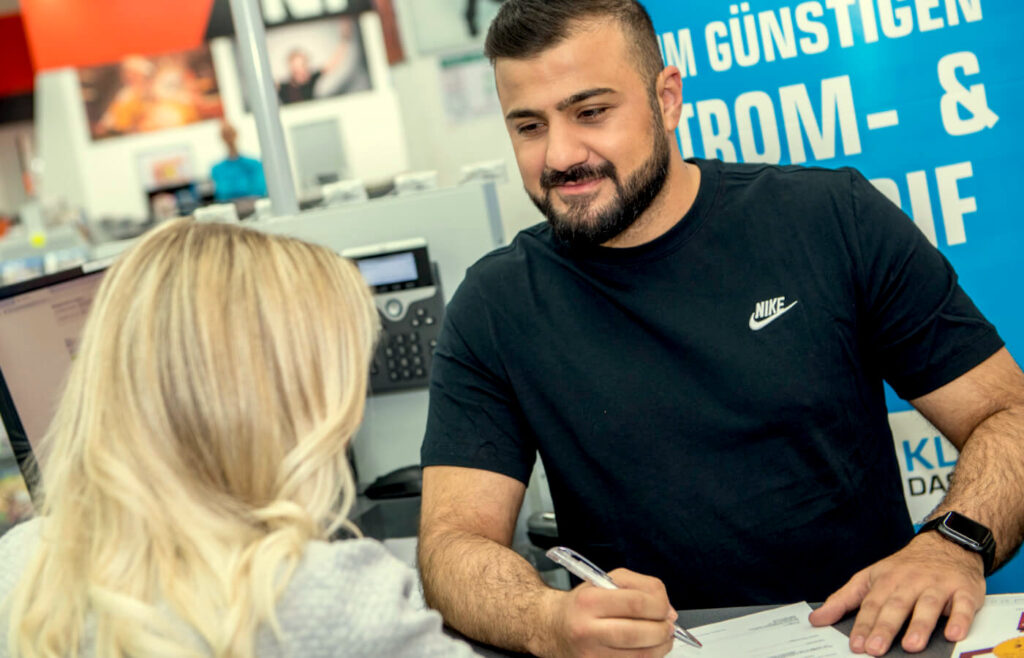 Sales Promoter im Gespräch mit Kundin