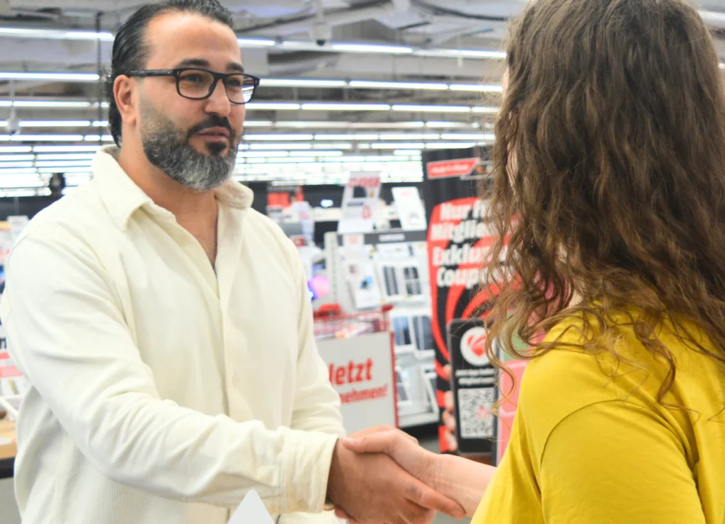 Handshake Promoter und Kundin