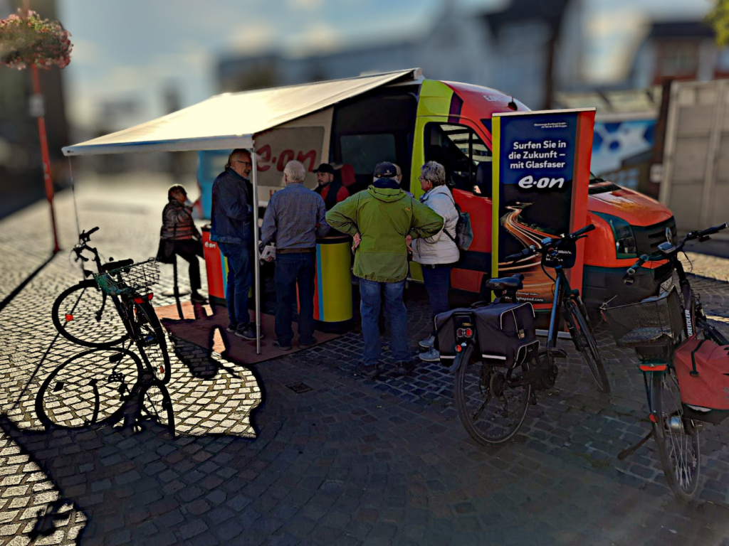 Promotion-Mobil mit Interessenten