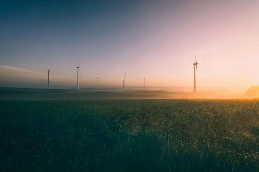 Windräder im Sonnenaufgang