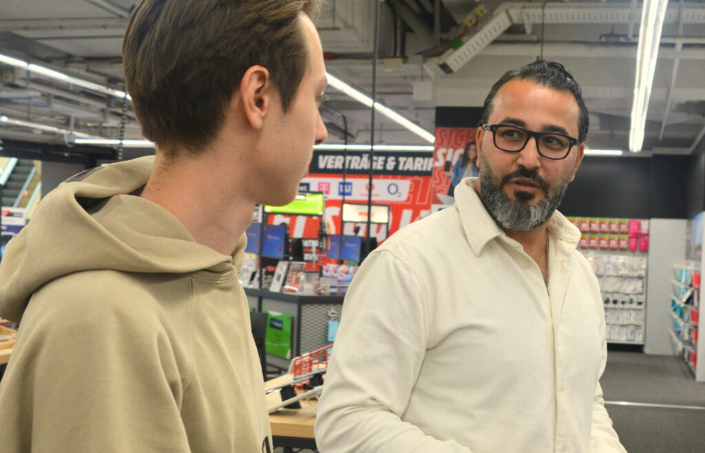 Sales Promoter im Gespräch mit Kunden im Fachhandel