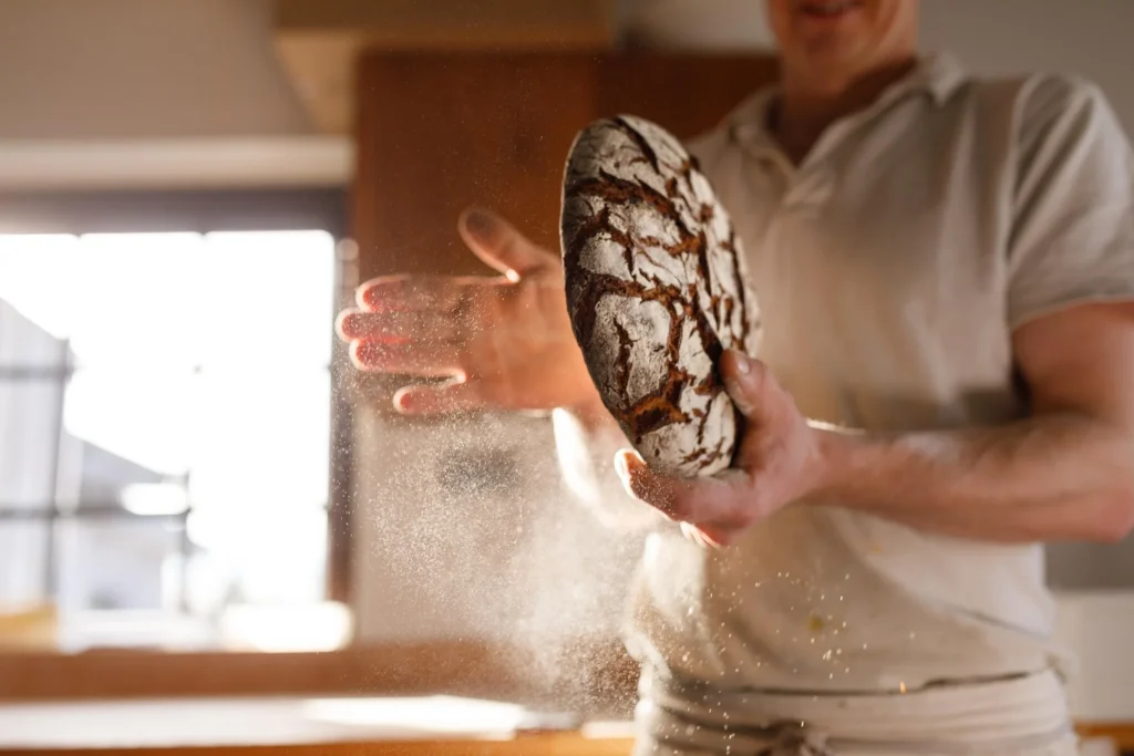 Bäcker mit frischem Brot in den Händen