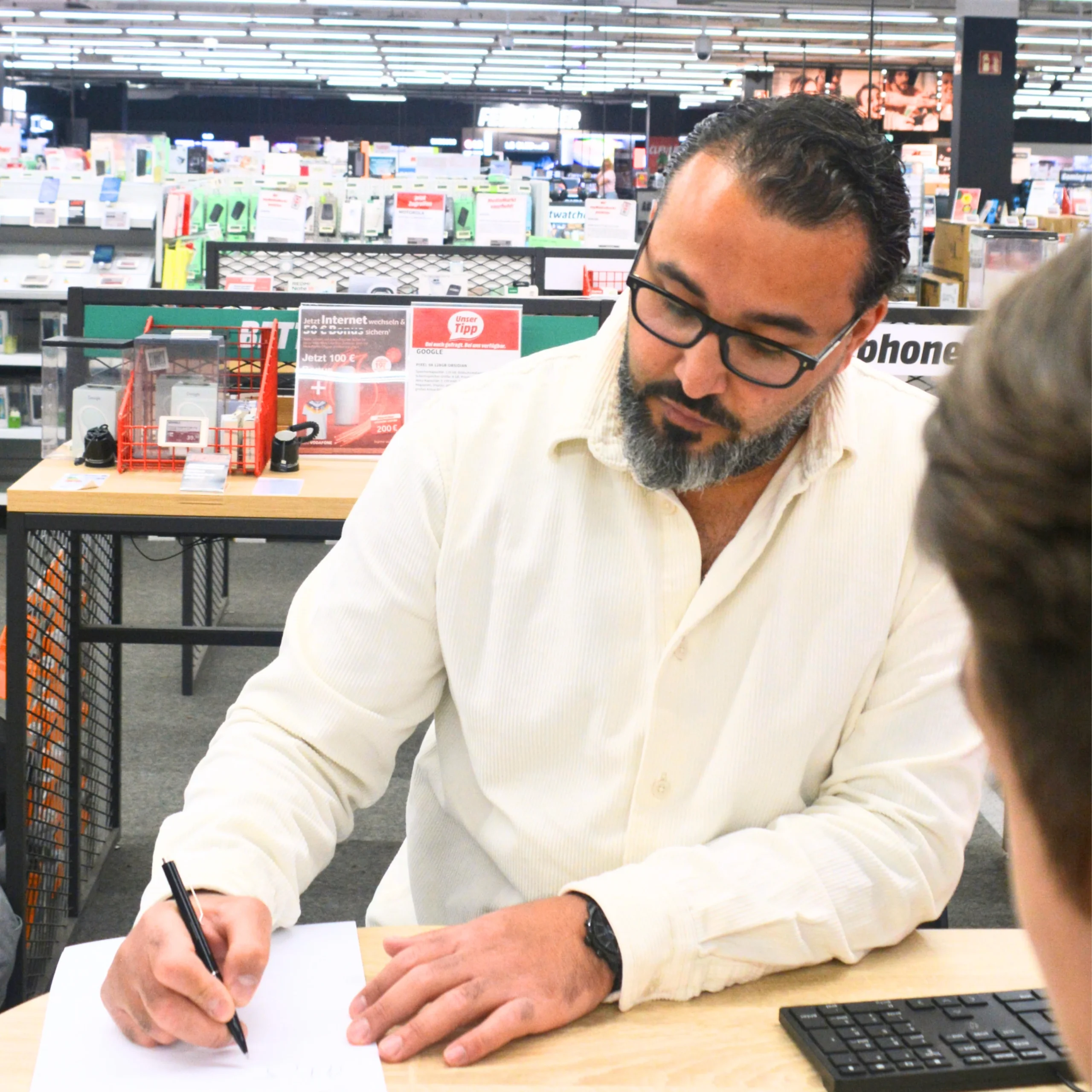 Sales Promoter mit Kunden im Beratungsgespräch