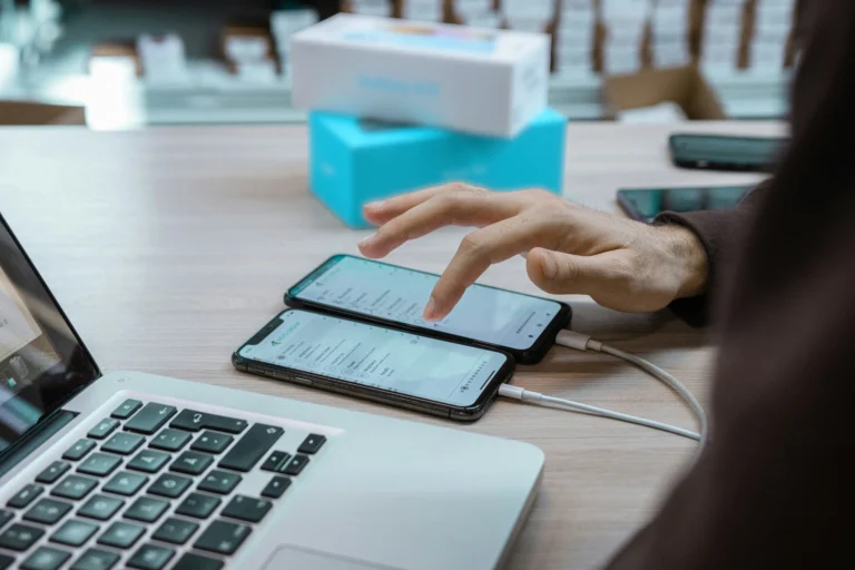 Mann mit mehreren mobilen Geräten